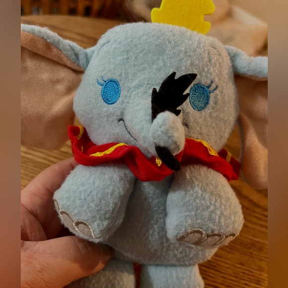 Disney DUMBO 7” Plush Limited Edition VHS Dumbo Release Exclusive - Picture 2 of 3